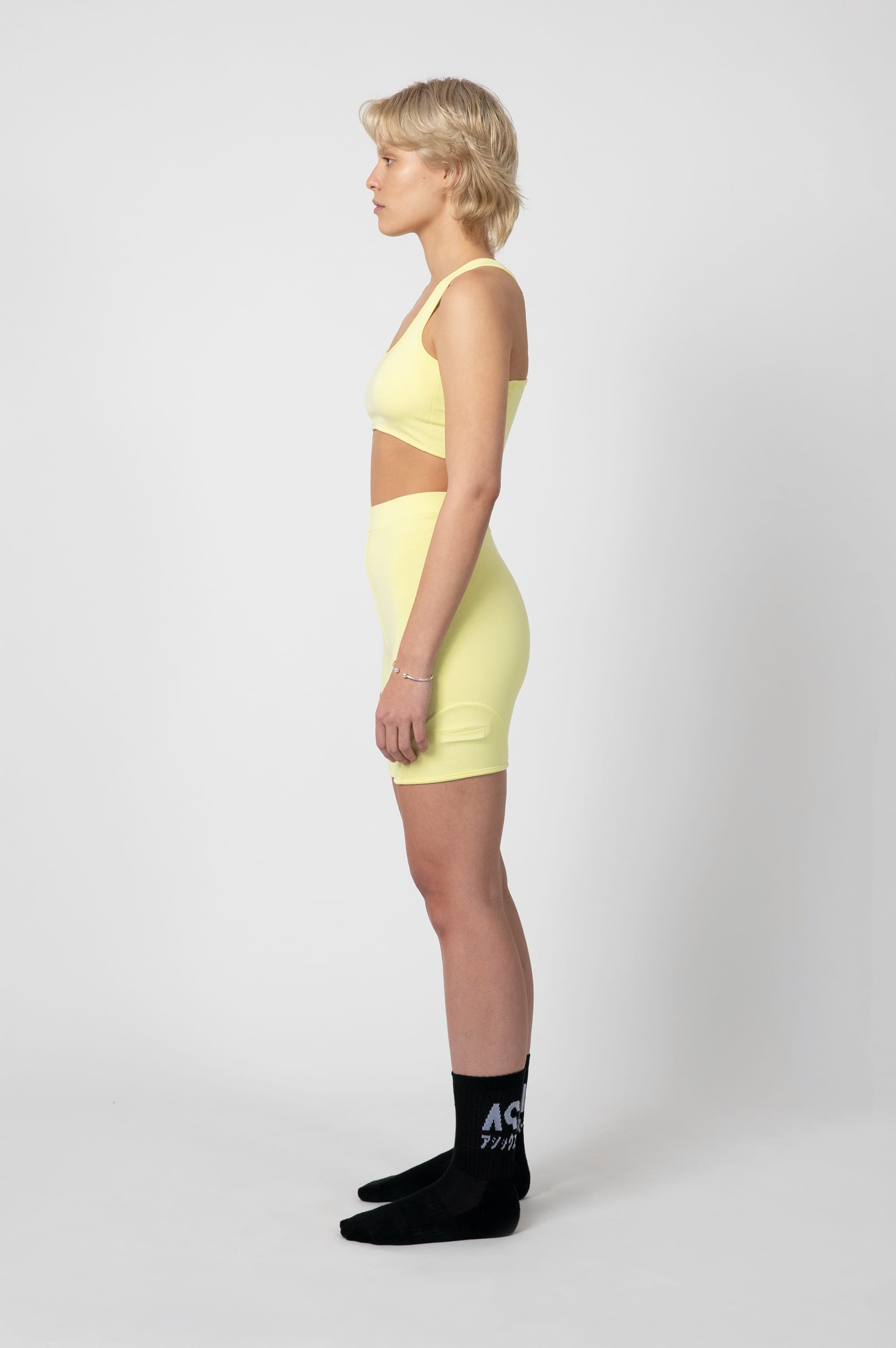 Biker Shorts aus Dead Stock Viskose in lime yellow.